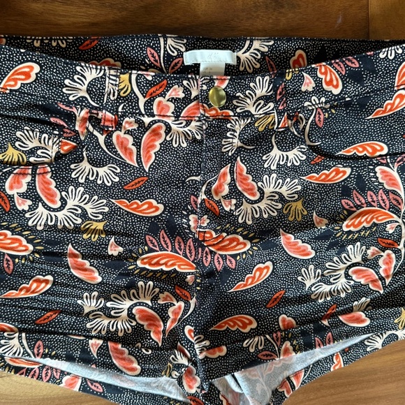 H&M Black Floral Patterned Shorts size 6 - Picture 2 of 4